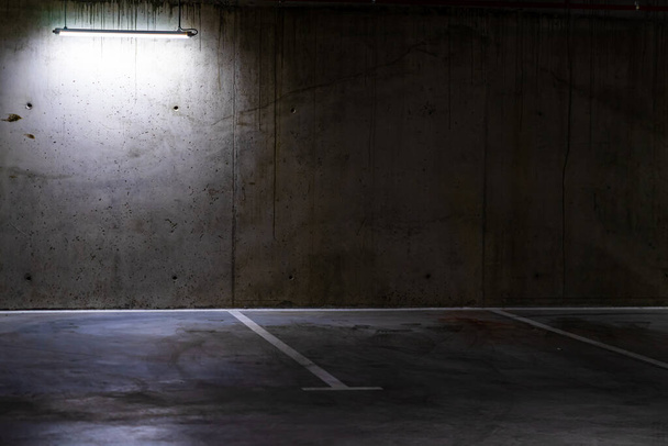 Estacionamento vazio com luz ofuscante, garagem subterrânea. - Foto, Imagem