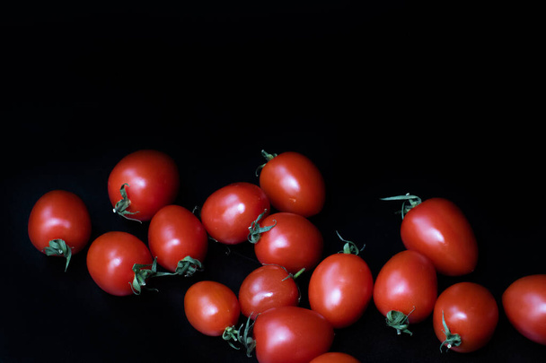 Selective focus on ripe delicious cherry tomatoes, close up - Foto, afbeelding
