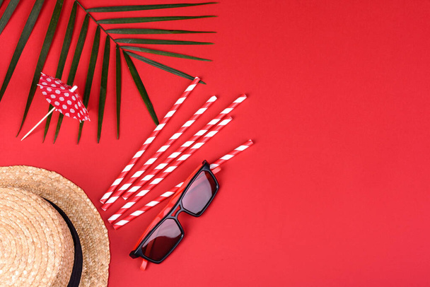 Accessoires de plage : lunettes et chapeau avec coquillages et étoiles de mer sur un fond coloré. Contexte d'été - Photo, image