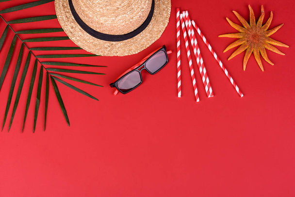 Plážové doplňky: brýle a klobouk s mušlemi a mořskými hvězdami na barevném pozadí. Letní pozadí - Fotografie, Obrázek