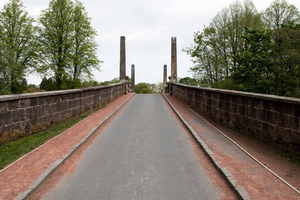 Οδική γέφυρα που εκτείνεται σε ένα ποτάμι σε ένα πάρκο της χώρας - Φωτογραφία, εικόνα