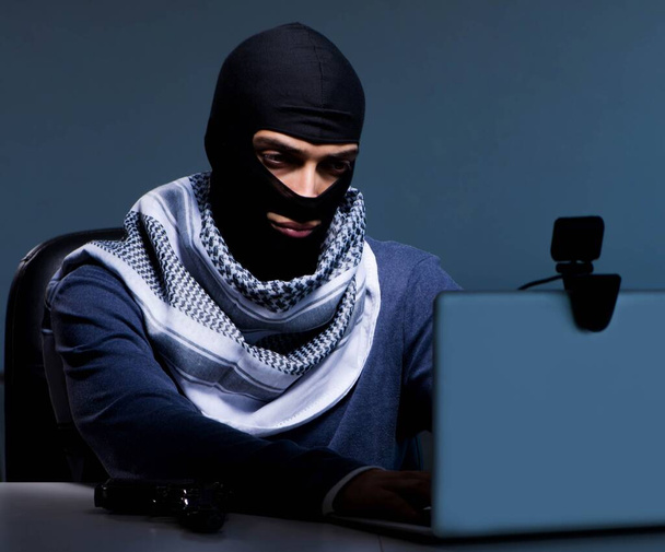 Hacker φορώντας μάσκα balaclava hacking υπολογιστή - Φωτογραφία, εικόνα