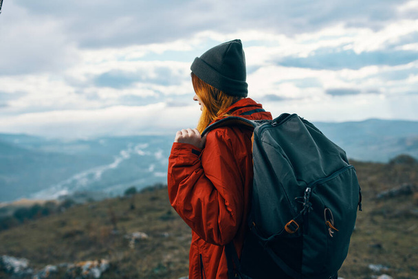 mujer enérgica en ropa de abrigo con mochila viajes turismo montañas paisaje espalda vista - Foto, Imagen