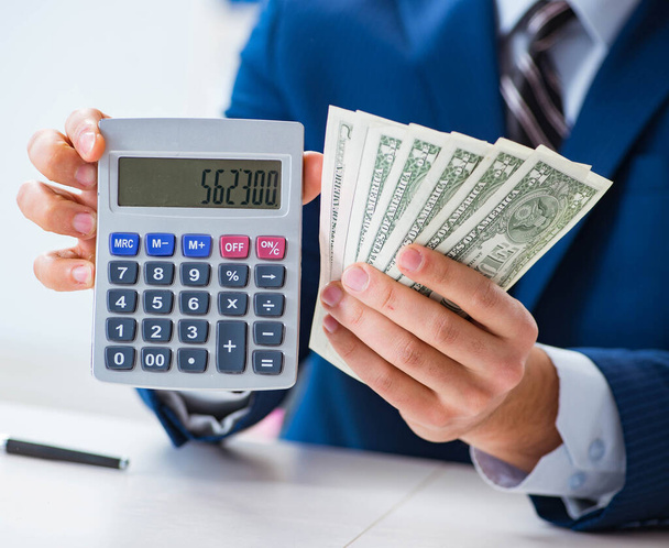 Buchhalter berechnet Dollar mit Taschenrechner im Büro - Foto, Bild