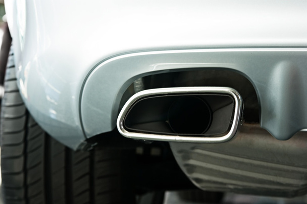 Tuyaux d'échappement en acier inoxydable sur une voiture argentée
 - Photo, image