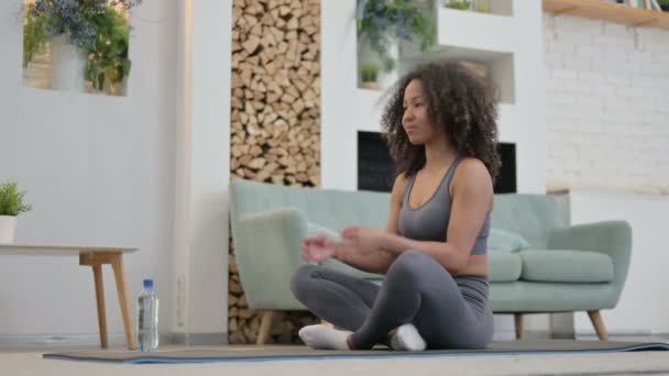 Mujer Africana Joven y Pacífica Meditando en Estera de Yoga en Casa - Metraje, vídeo