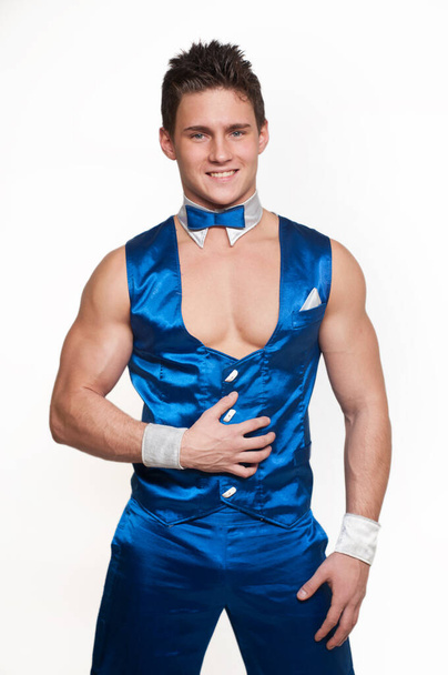 Gespierd mannelijk model in blauwe dans suite op geïsoleerd wit - Foto, afbeelding