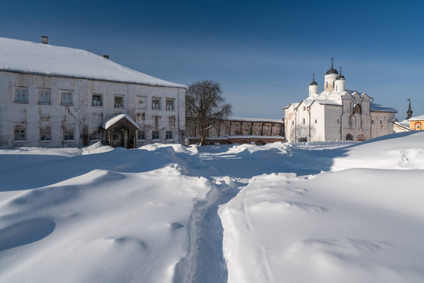 Άποψη της Εκκλησίας της Μεταμορφώσεως του Κυρίου και της πνευματικής σχολής της Μονής Κιρίλο-Μπελόζερσκι σε μια παγωμένη ηλιόλουστη χειμωνιάτικη μέρα, Κιρίλλοφ, περιοχή Βολόντα, Ρωσία - Φωτογραφία, εικόνα