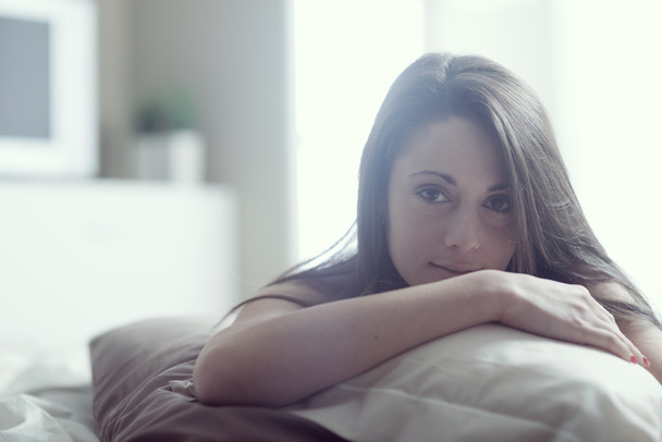 jovem mulher deitada na cama - Foto, Imagem
