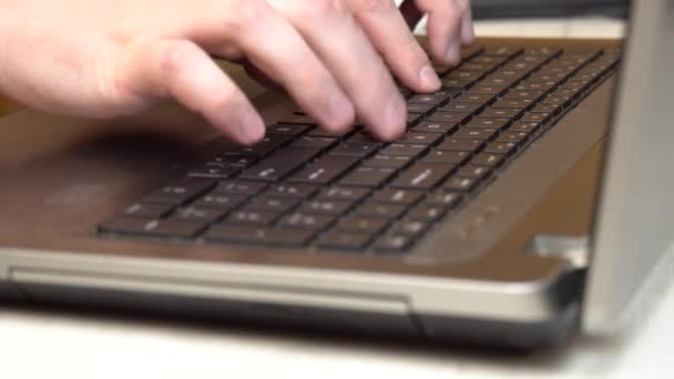 Manos masculinas escribiendo en un teclado portátil, trabajo de autoaislamiento, correspondencia en línea - Imágenes, Vídeo