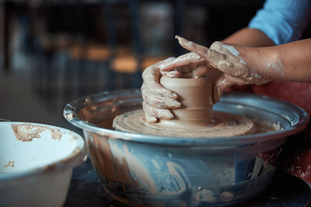 Mani femminili gettando pentola di argilla sulla ruota ceramica - Foto, immagini