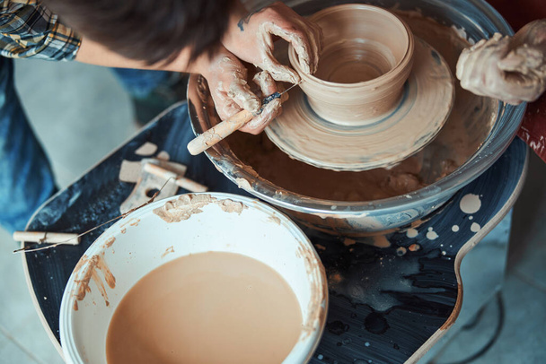 Keramikerinnen beim Töpfern in der Werkstatt - Foto, Bild