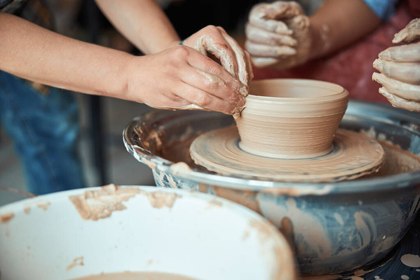 Руки горшечника делают глиняную чашу в керамической мастерской - Фото, изображение