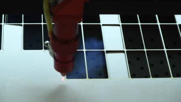 Автоматичне виробництво дерев'яних головоломок на фабриці іграшок. 4k макро hdr кадри різання фанери лазерним променем. Концепція дизайну дерев'яних іграшок
 - Кадри, відео