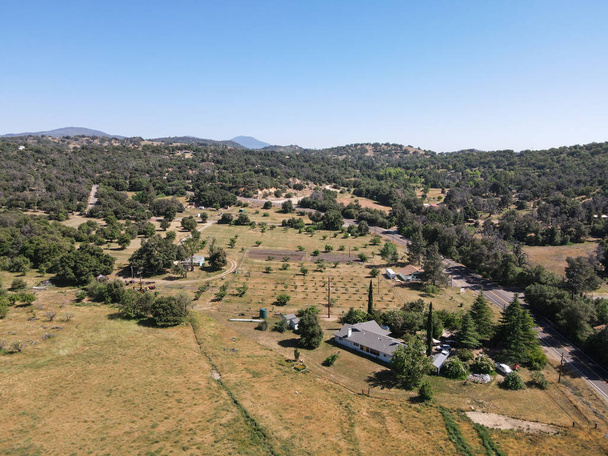 Вид з повітря на Юліанську землю, історичне місто золотодобувної промисловості, розташоване на схід від Сан - Дієго, штат Каліфорнія. - Фото, зображення