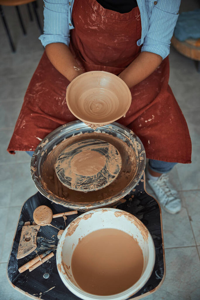 Kobieta garncarz gospodarstwa gliny miski w warsztacie garncarskim - Zdjęcie, obraz
