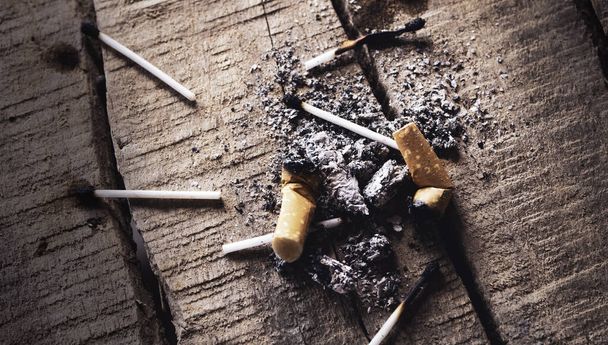 Detailní záběr vyhozených cigaretových nedopalků s popelem - Fotografie, Obrázek