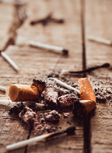 Primo piano dei mozziconi di sigaretta scartati con cenere - Foto, immagini