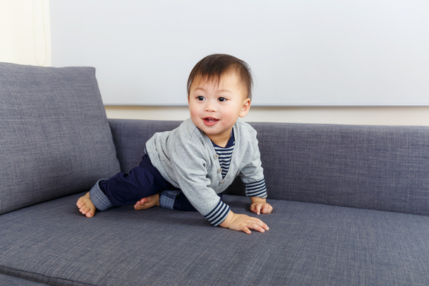 Vauva poika hiipiä sohvalla
 - Valokuva, kuva