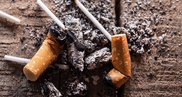 Fechar as pontas de cigarro descartadas com cinzas - Foto, Imagem