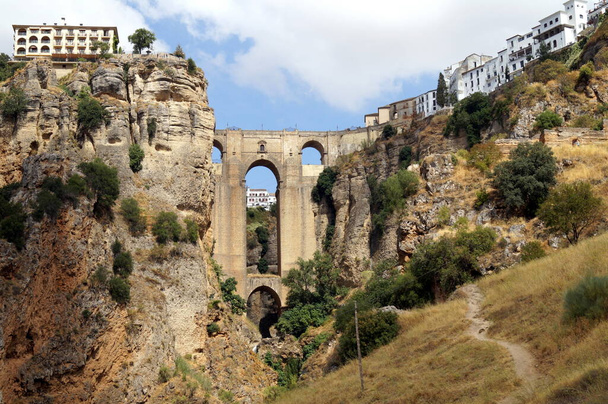 Puente de piedra del siglo XVIII, Puente Nuevo, sobre la garganta de El Tajo, Ronda, España - 5 de septiembre de 2018 - Foto, imagen