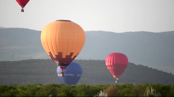 夕日の上を飛んでカラフルな熱気球とクリミアの美しい岩の風景, 4k HDRタイムラプスの映像  - 映像、動画