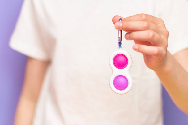 New trend two-color silicone anti-stress toy for the development of fine motor skills in children. - 写真・画像