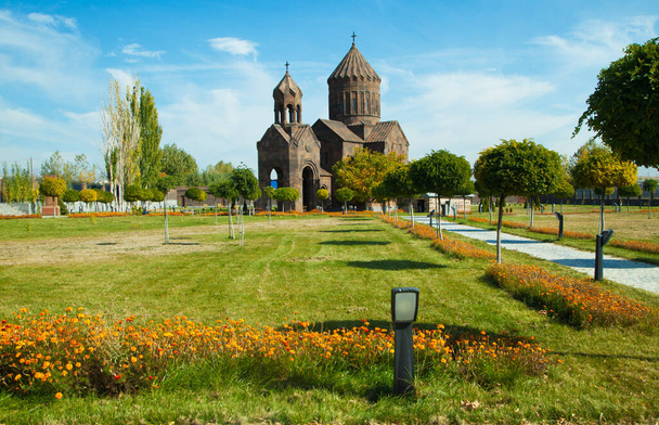 Belle église entourée d'herbe verte et de fleurs. - Photo, image
