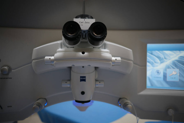 basra, Iraq - 25 de mayo de 2021: microscopio de la máquina de sonrisa femto para operaciones de cirugía refractiva - Foto, Imagen