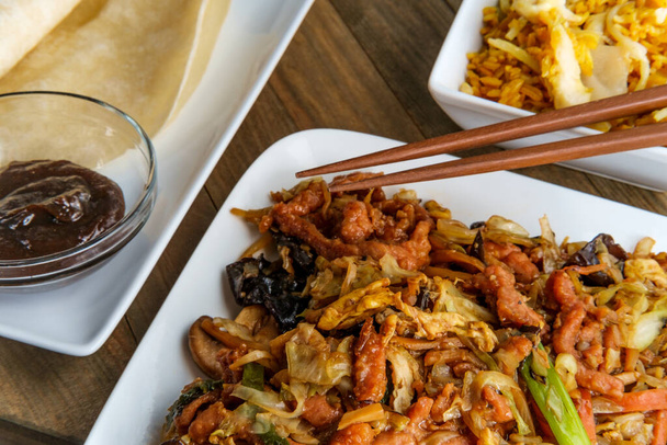 Comida china de cerdo Moo shu con envolturas de panqueques de mandarín y salsa de inmersión de frijoles negros hoisin - Foto, imagen