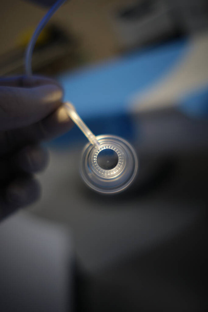 φωτογραφία της βεντούζας του κερατοειδούς femtosecond στο μηχάνημα lasik χαμόγελου για διαθλαστικές χειρουργικές επεμβάσεις - Φωτογραφία, εικόνα