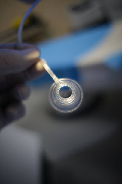 foto van zuignap van de femtoseconde keratoom op de lachlasik machine voor brekingsoperaties - Foto, afbeelding