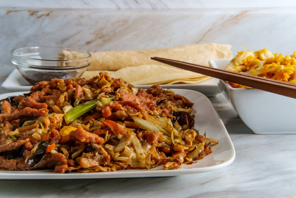 Çin yemeği Moo shu domuz eti ve Mandarin krep ambalajı ve soya fasulyesi sosu. - Fotoğraf, Görsel