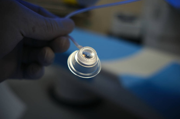 Kırılma ameliyatı için lazer makinesindeki femtosaniye keratomunun vakum kabının fotoğrafı. - Fotoğraf, Görsel