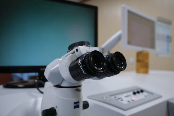 basra, Iraq - 25 de mayo de 2021: microscopio de la máquina de sonrisa femto para operaciones de cirugía refractiva - Foto, imagen