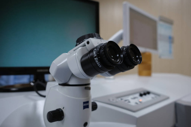 basra, Irak - 25. Mai 2021: Mikroskop der Femto Smile Maschine für refraktive Operationen - Foto, Bild