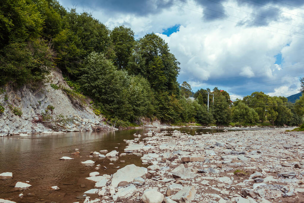 Rio de montanha de verão rodeado de rochas, penhascos e árvores. Fundo de paisagem natural. Prut ucraniano em Cárpatos. Vista da natureza selvagem - Foto, Imagem