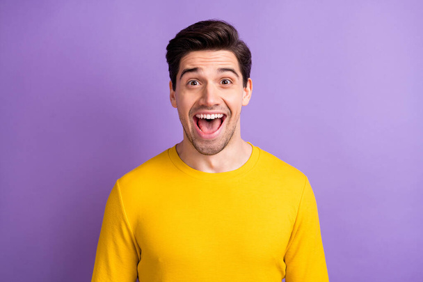Portrait of shocked young person open mouth cant believe isolated on pastel purple color background - Foto, Imagen