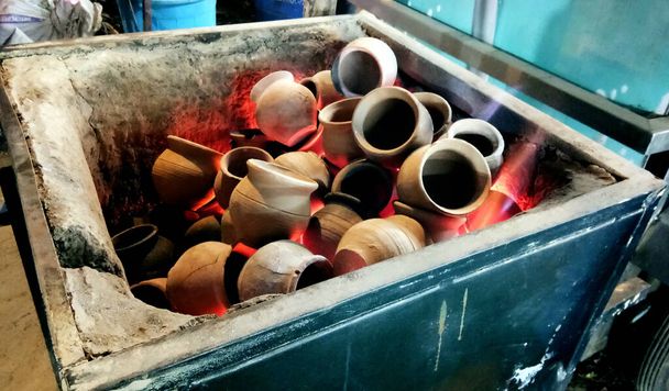Calentar ollas de arcilla en carbón para hacer té en la India - Foto, imagen