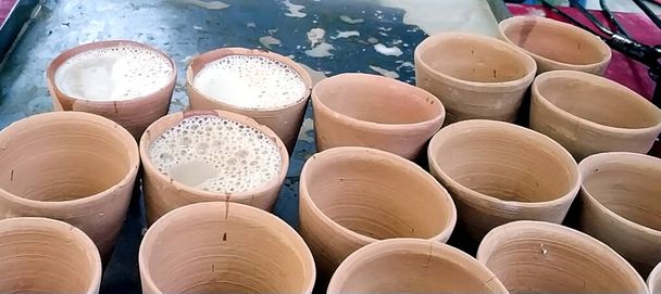 Gros plan sur la fabrication de thé au lait Tandoori indien / Chai en Inde. Focus sélectif - Photo, image