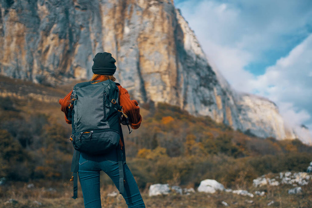 vrouw wandelaar bewonderen natuur rotsachtige bergen reizen - Foto, afbeelding