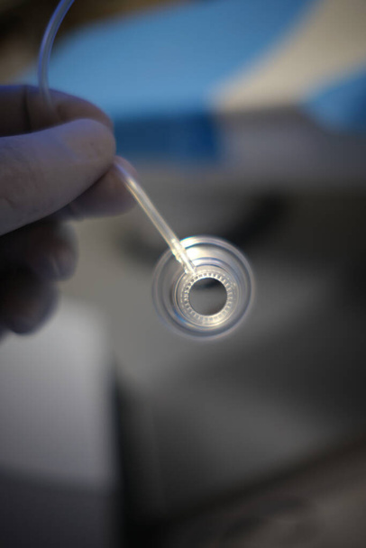 Kırılma ameliyatı için lazer makinesindeki femtosaniye keratomunun vakum kabının fotoğrafı. - Fotoğraf, Görsel