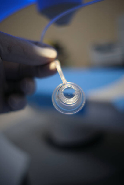 foto de ventosa do queratoma femtossegundo na máquina lasik sorriso para operações de cirurgia refrativa - Foto, Imagem