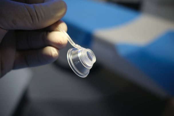 zdjęcie przyssawki keratomu femtosekundowego na uśmiechniętej maszynie lasik do operacji refrakcyjnych - Zdjęcie, obraz