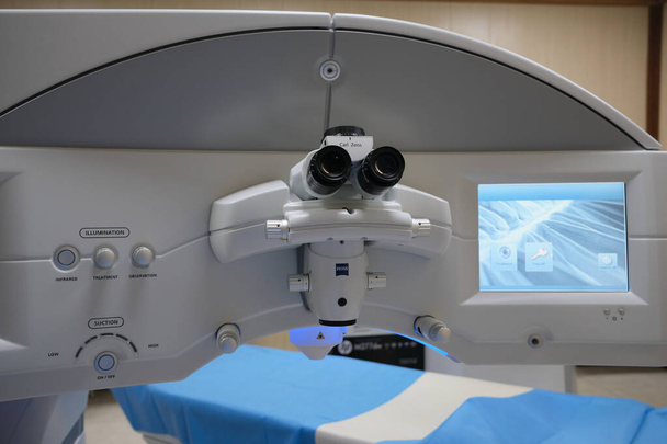 basra, Iraq - 25 MAGGIO 2021: microscopio di macchina per il sorriso femto per interventi di chirurgia refrattiva - Foto, immagini