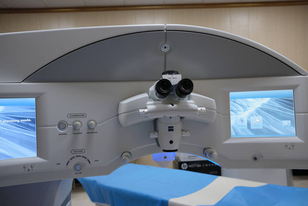 イラク・バスラ2021年5月25日:屈折手術用フェムトスマイル装置の顕微鏡 - 写真・画像
