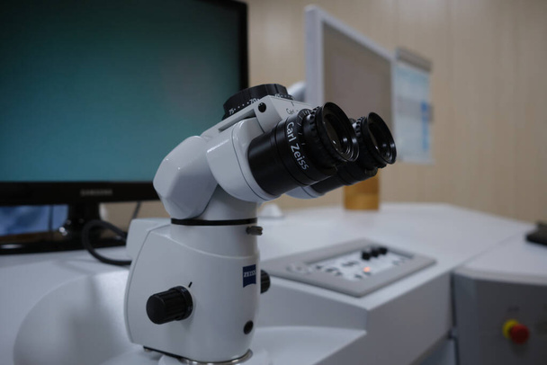 イラク・バスラ2021年5月25日:屈折手術用フェムトスマイル装置の顕微鏡 - 写真・画像