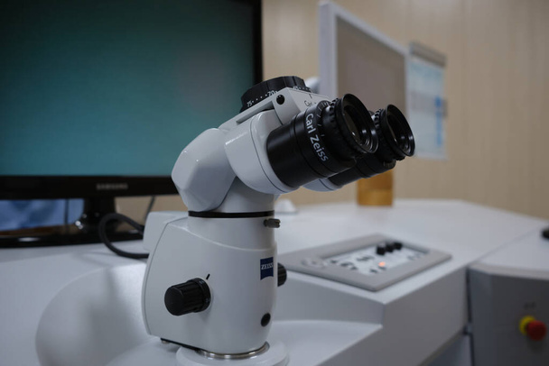 basra, Iraque - MAIO 25, 2021: microscópio da máquina do sorriso do fêmur para operações de cirurgia refrativa - Foto, Imagem