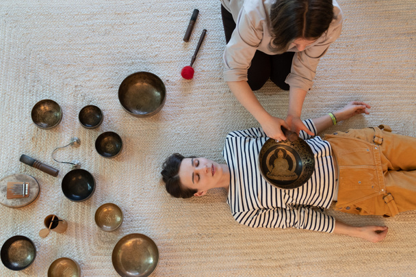 Kavkazské ženy používají pro masážní léčení zvukové terapie pěvecké mísy. Alternativní medicína koncept - Fotografie, Obrázek