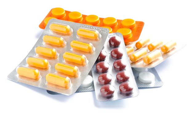 Таблетки в упаковці лежать на білому тлі в хорошому попиті
 - Фото, зображення